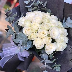  Innocence Beyaz Gül Buketi nin resmi