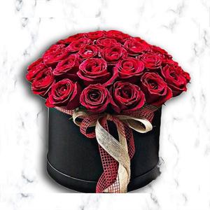 Aşk Hikayesi Kutuda Kırmızı Güller nin resmi