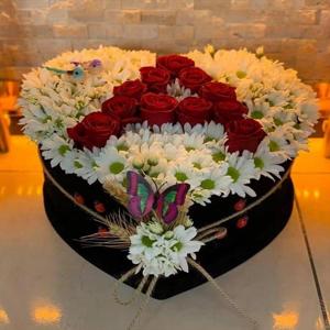 Aşkın Baş Harfi Kutuda Kırmızı Güller ve Papatyalar nin resmi