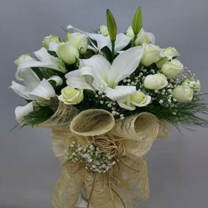 Beyazın Melekleri Lilyum ve Beyaz Gül Buketi nin resmi