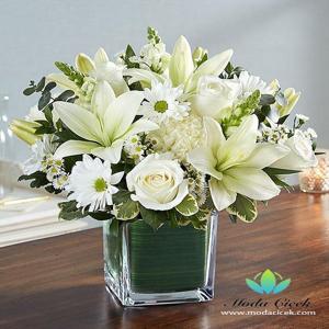 Beyazın Zarafeti Kare Cam Vazoda Lilyum Gül ve Papatyalar nin resmi