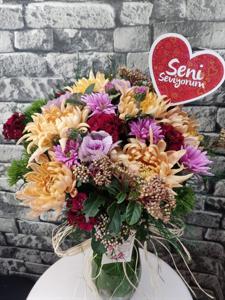 Cam Vazoda Karışık Renkli Kış Aranjmanı  nin resmi