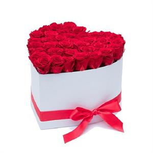 Değerli Aşk Kutuda Kırmızı Güller nin resmi