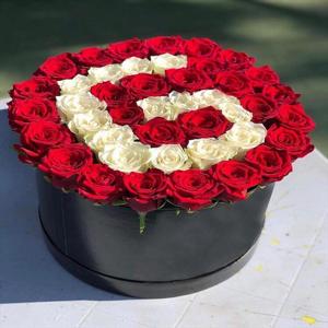 Kalbimden Bir Parça Kutuda Kırmızı Beyaz Güllerden Harf Tasarımı nin resmi