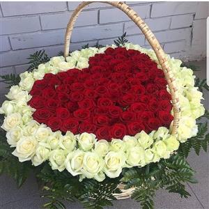 Kalbinin Güzelliği Sepette Güllerden Kalp Aranjman nin resmi