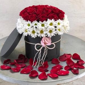 Kutuda Gül  ve Papatya Aranjmanı nin resmi