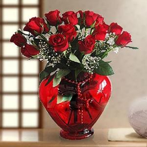 Kırmızı Kalp Vazoda 11 Adet Güller nin resmi