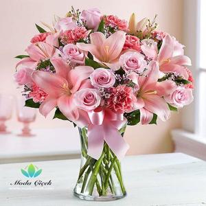 Pembe ve Tonları Pembe Lilyum, Karanfil ve Güllerden Hazırlamış Hoş Aranjman nin resmi