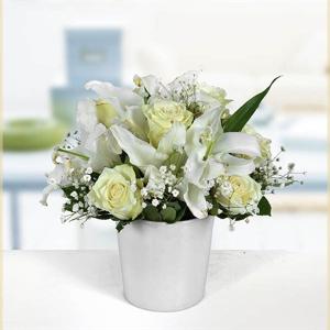 Sade Güzellik Lilyum ve Beyaz Gül Aranjmanı nin resmi