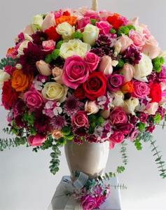 İthal Renkli Güllerden Bahar Aranjmanı nin resmi