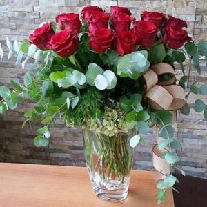 İçimdeki Kelebekler Cam Vazoda 13 Adet Kırmızı Gül nin resmi