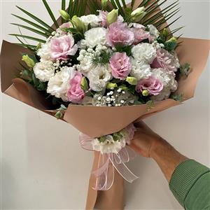 Pembe beyaz lisyantus buketi