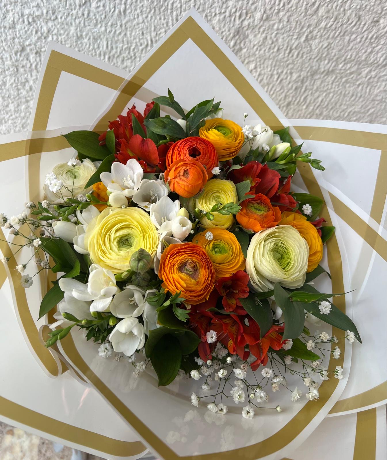 Renkli Erengül ve Frezya Buketi