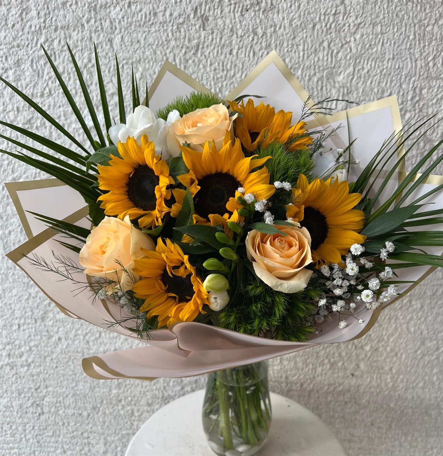 Ayçiçekleri ve Güller ile Hazırlanmış Sarı Buket