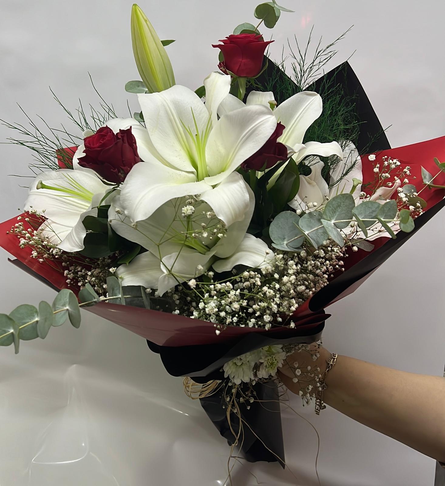 zambak ve kırmızı güllü buket 5 adet zambak kandili ve 3 adet gül