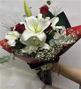 zambak ve kırmızı güllü buket 5 adet zambak kandili ve 3 adet gül