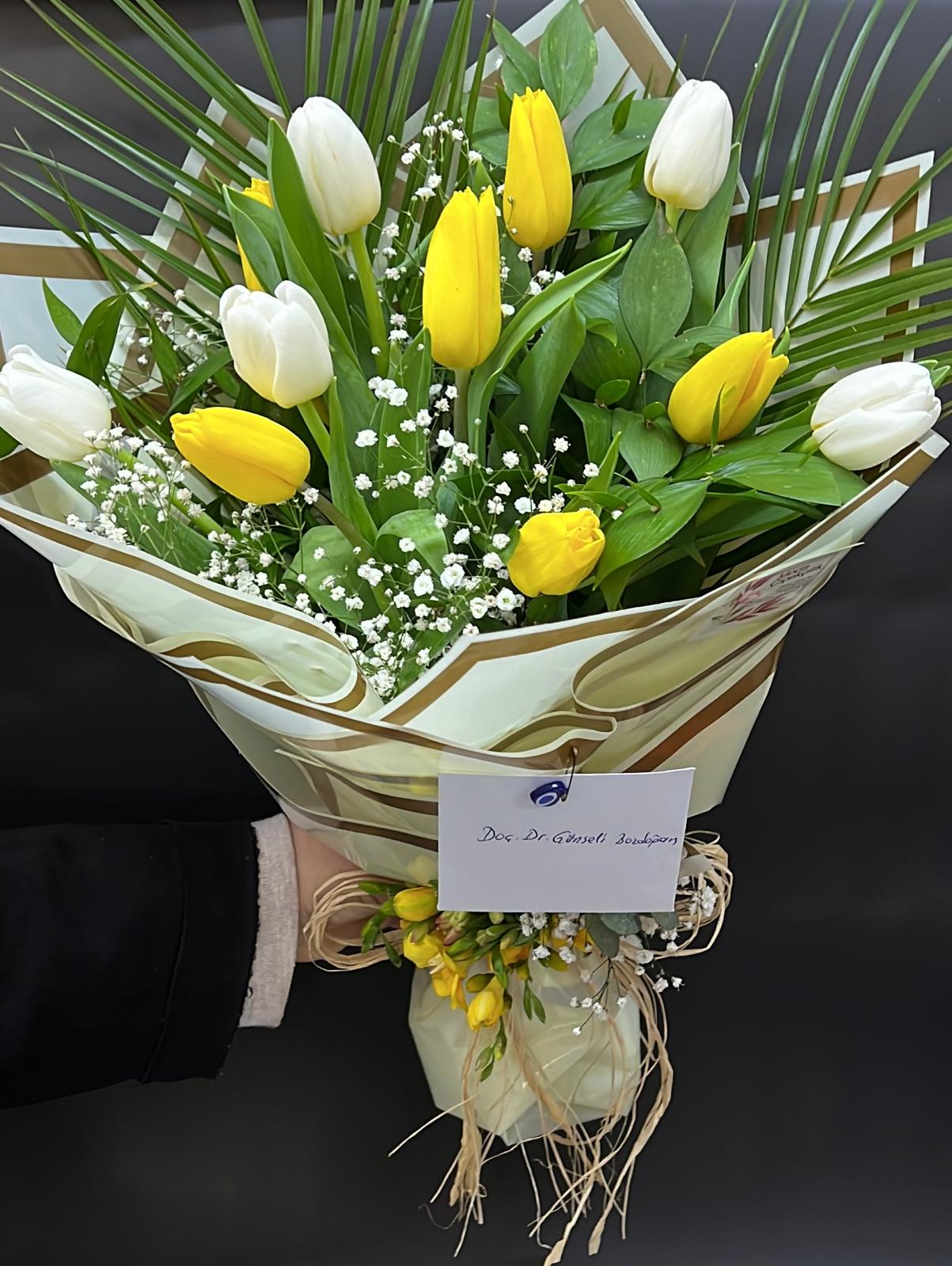 sarı ve beyaz laleler 6 adet sarı 5 adet beyaz lale