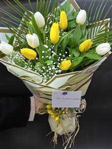 sarı ve beyaz laleler 6 adet sarı 5 adet beyaz lale