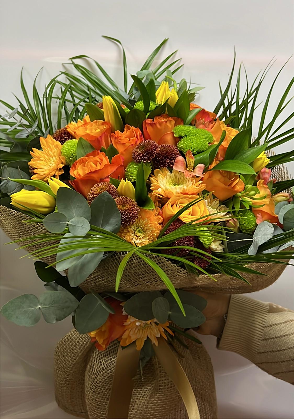 turuncu karışık buket 6 adet sarı lale , 6 adet turuncu gül , 6 adet krizanten