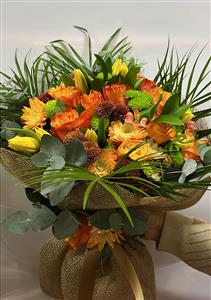 turuncu karışık buket 6 adet sarı lale , 6 adet turuncu gül , 6 adet krizanten