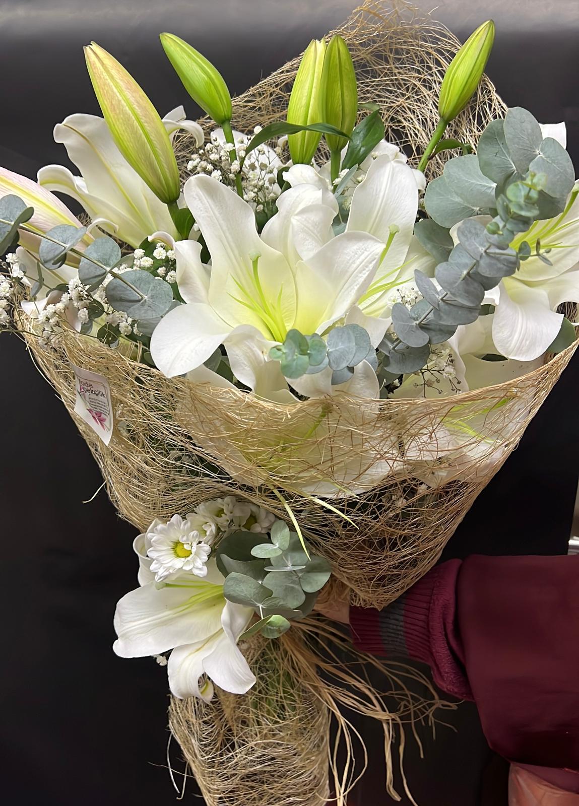 abakaya sarılmış lilyum buketi