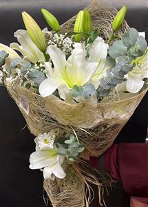 abakaya sarılmış lilyum buketi