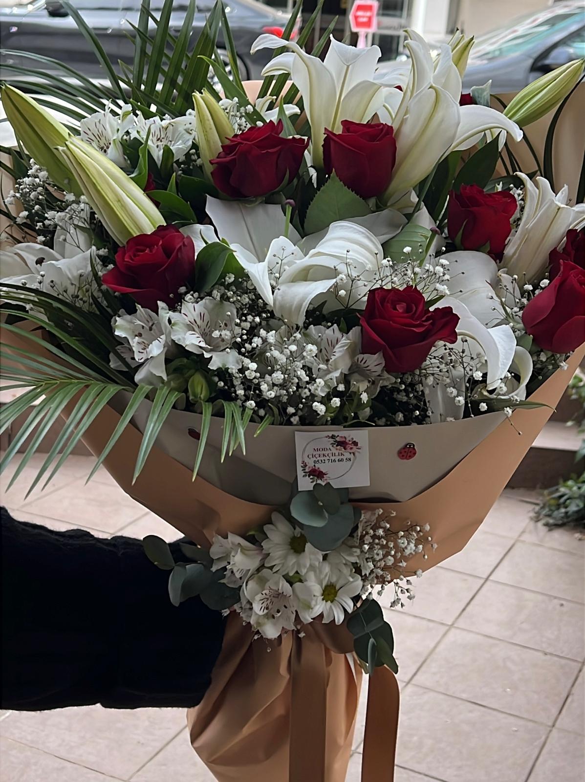 güllü lilyum buketi