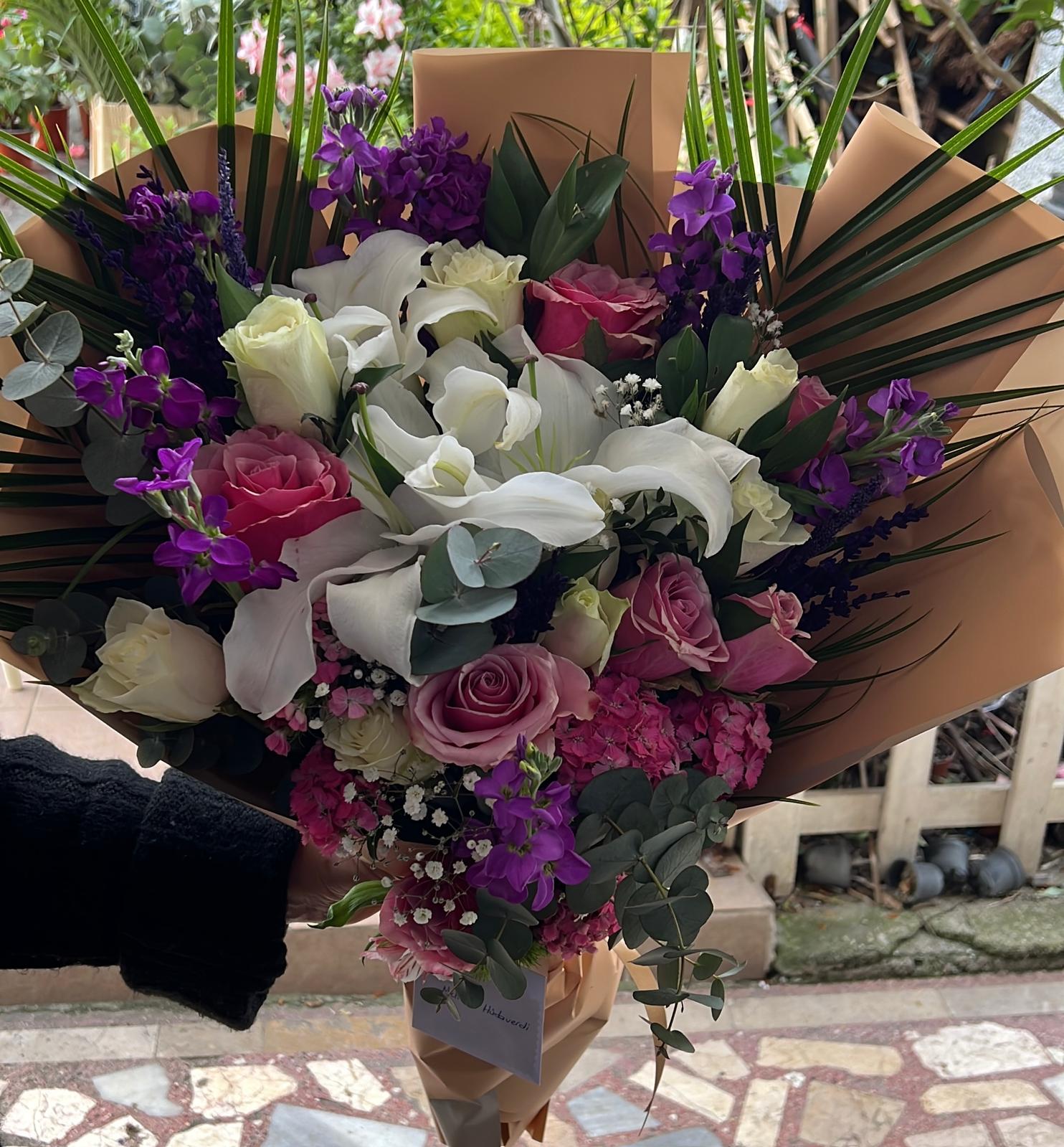 renkli güllü lilyum buketi