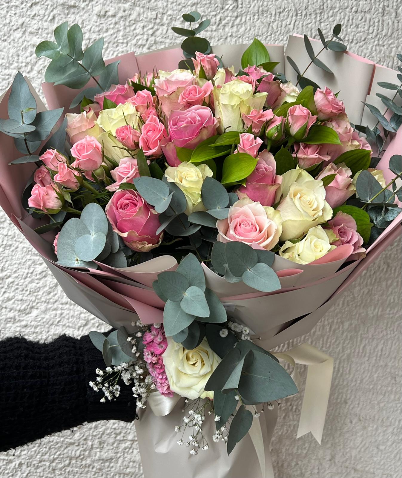 pembe tonlarında gül buketi