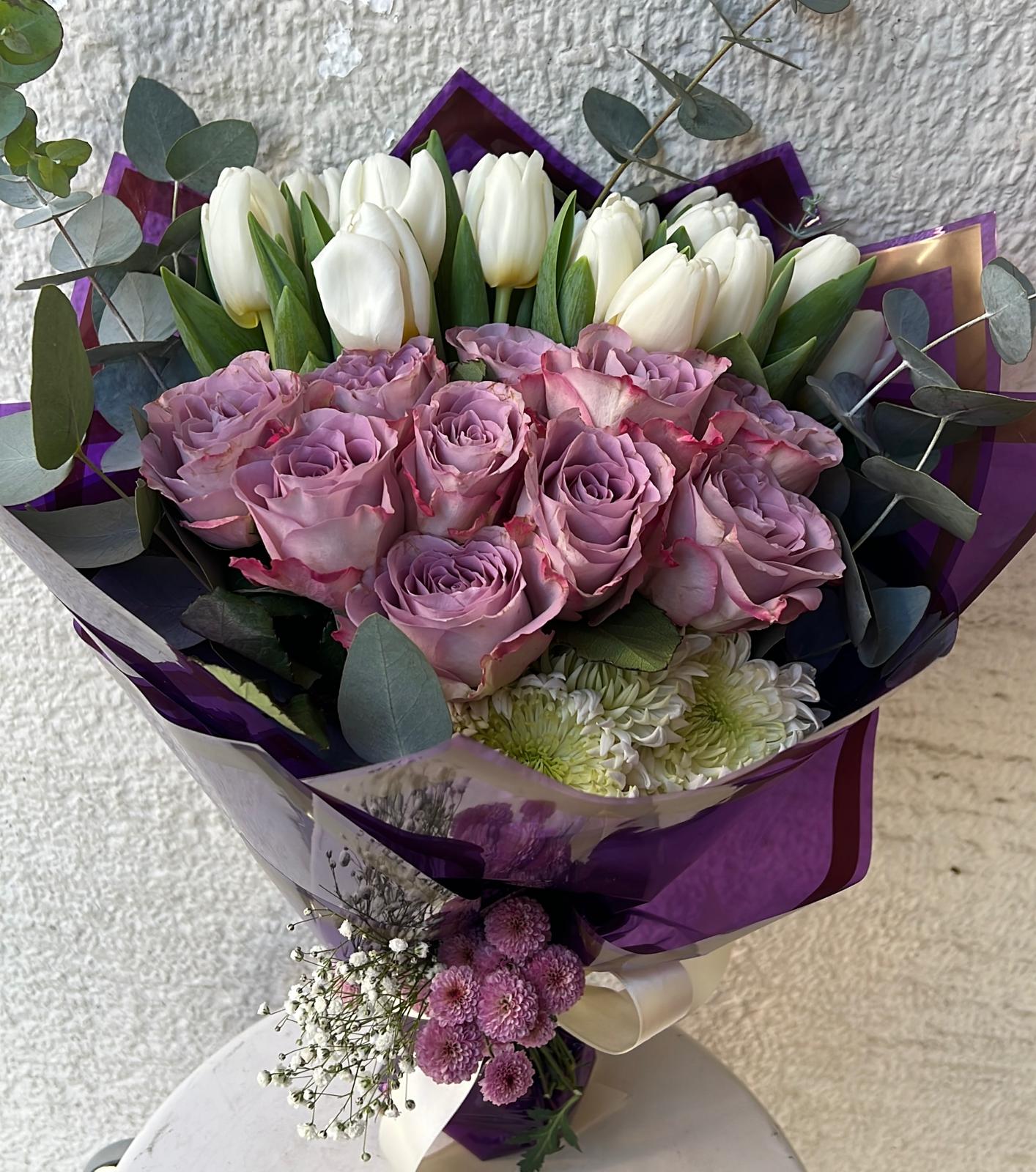 beyaz lale ve mor gül buketi